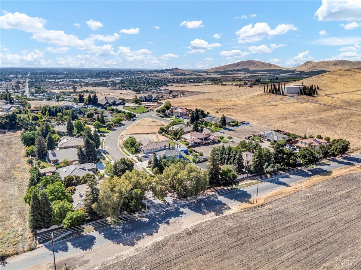 1189 E Fairhaven Ct, Porterville, CA 93257