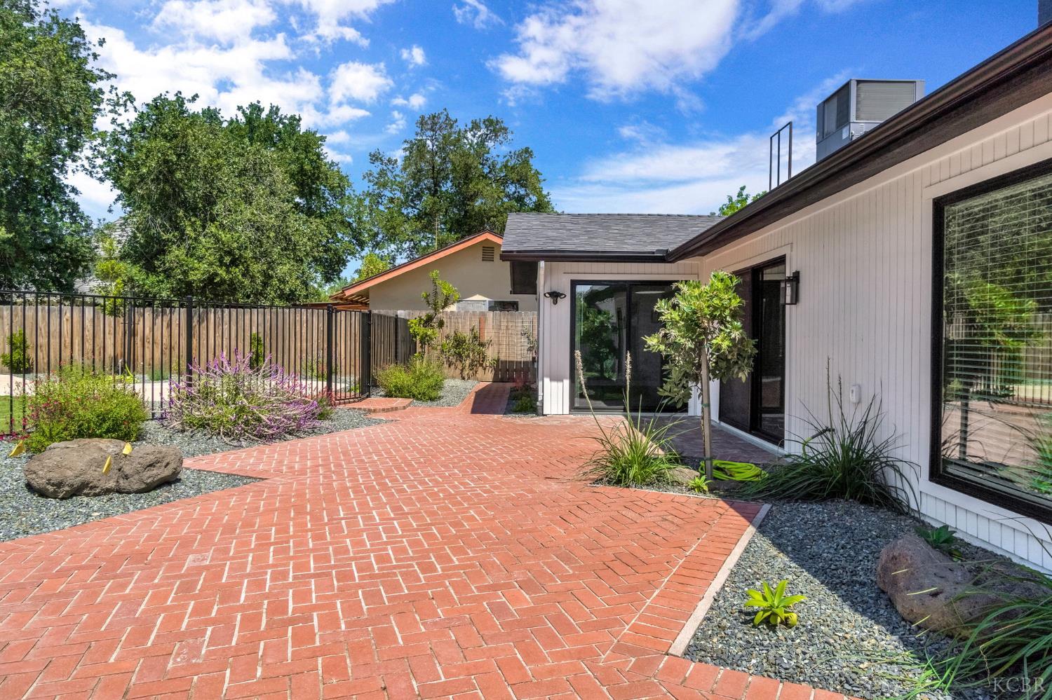 2344 Magnolia Ct, Hanford, CA 93230