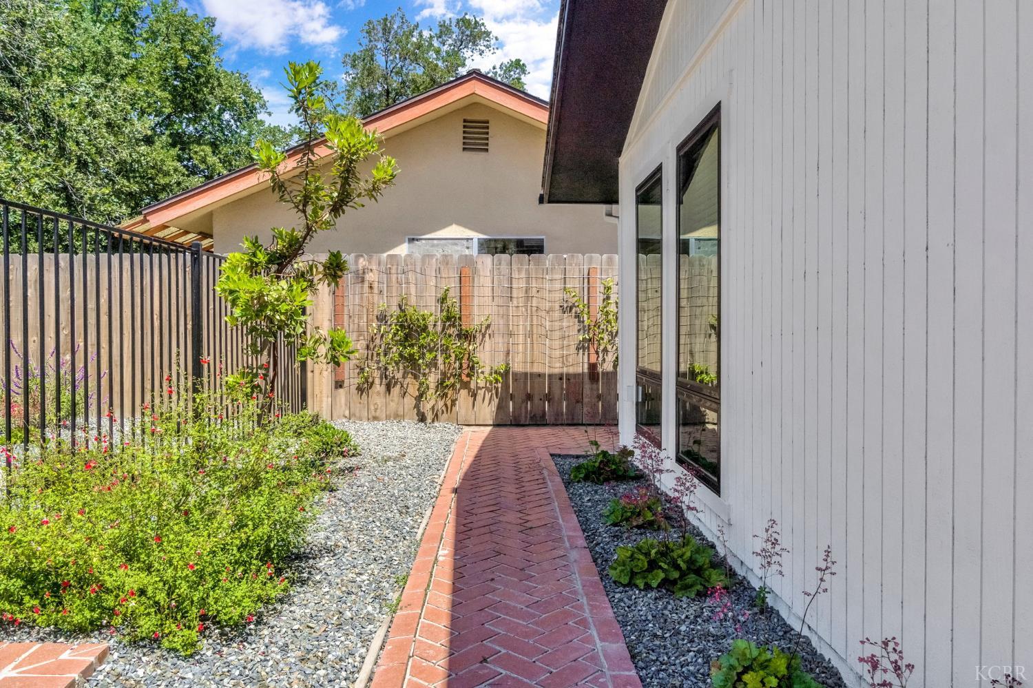 2344 Magnolia Ct, Hanford, CA 93230