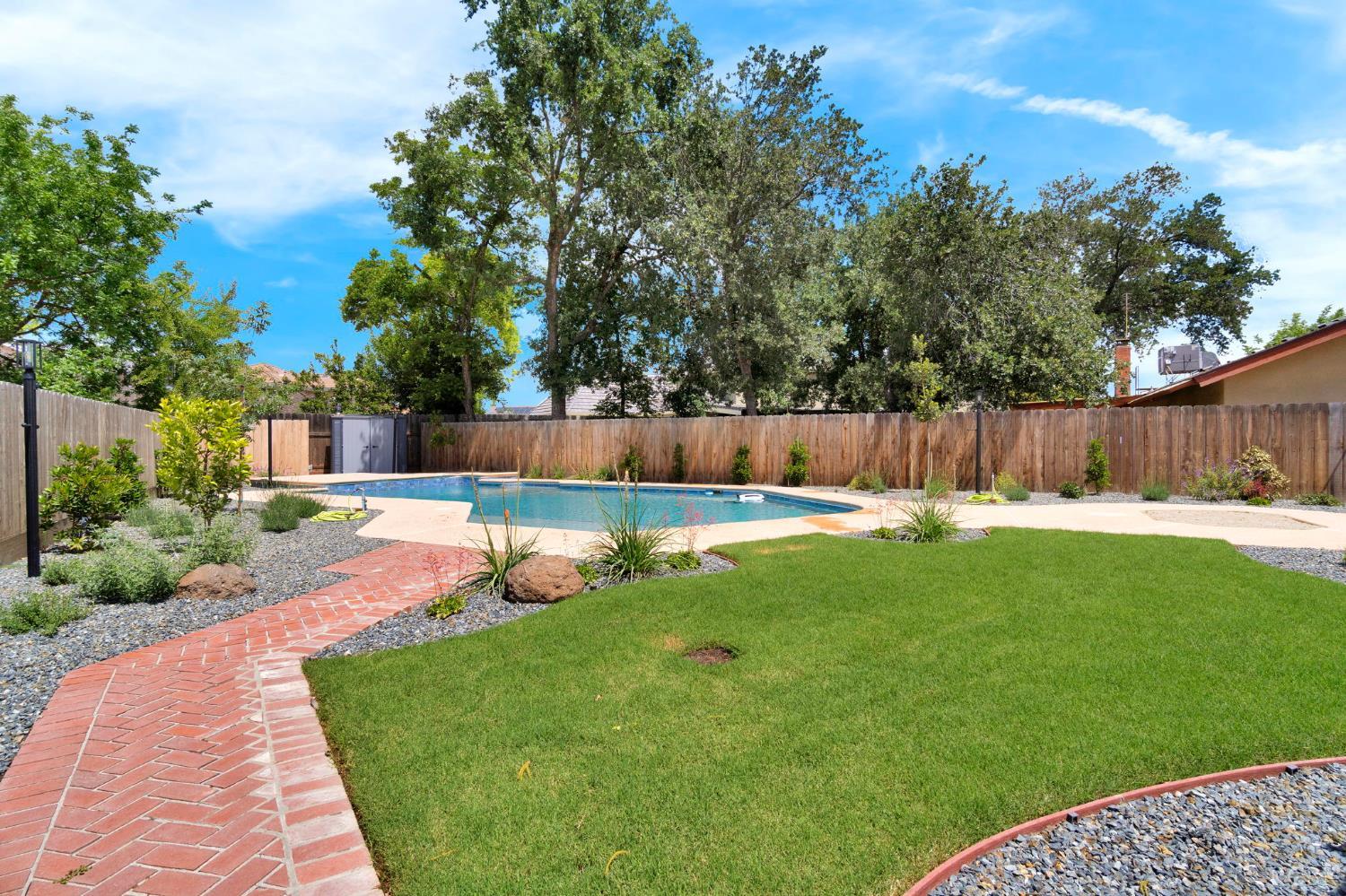 2344 Magnolia Ct, Hanford, CA 93230