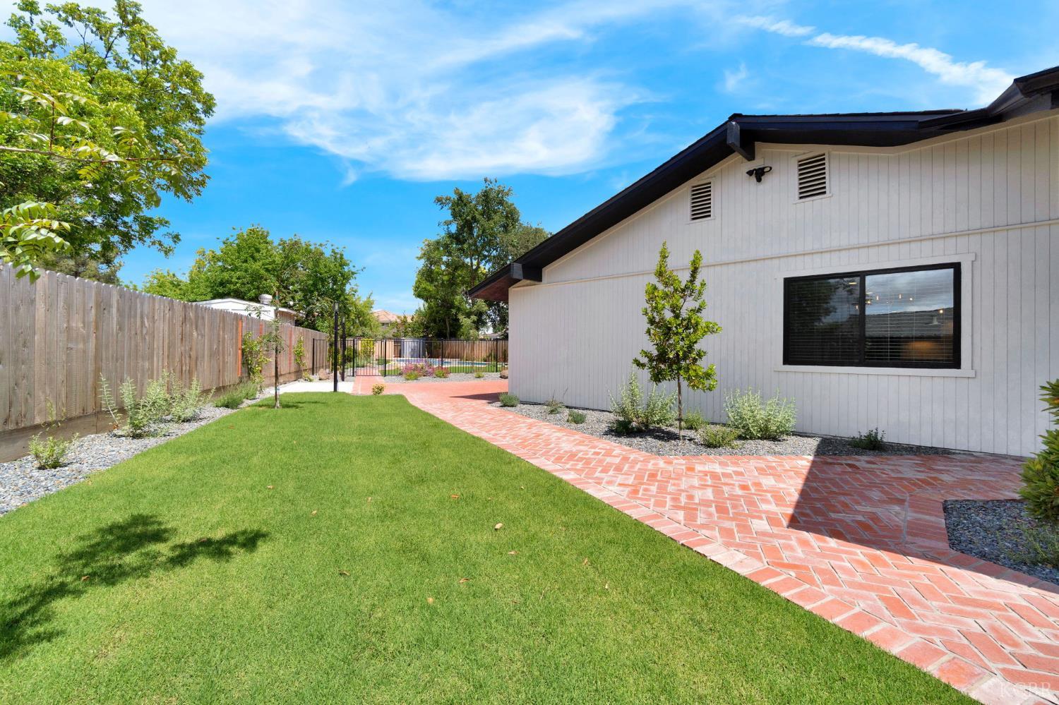 2344 Magnolia Ct, Hanford, CA 93230