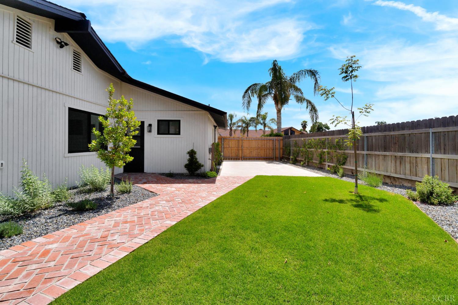 2344 Magnolia Ct, Hanford, CA 93230