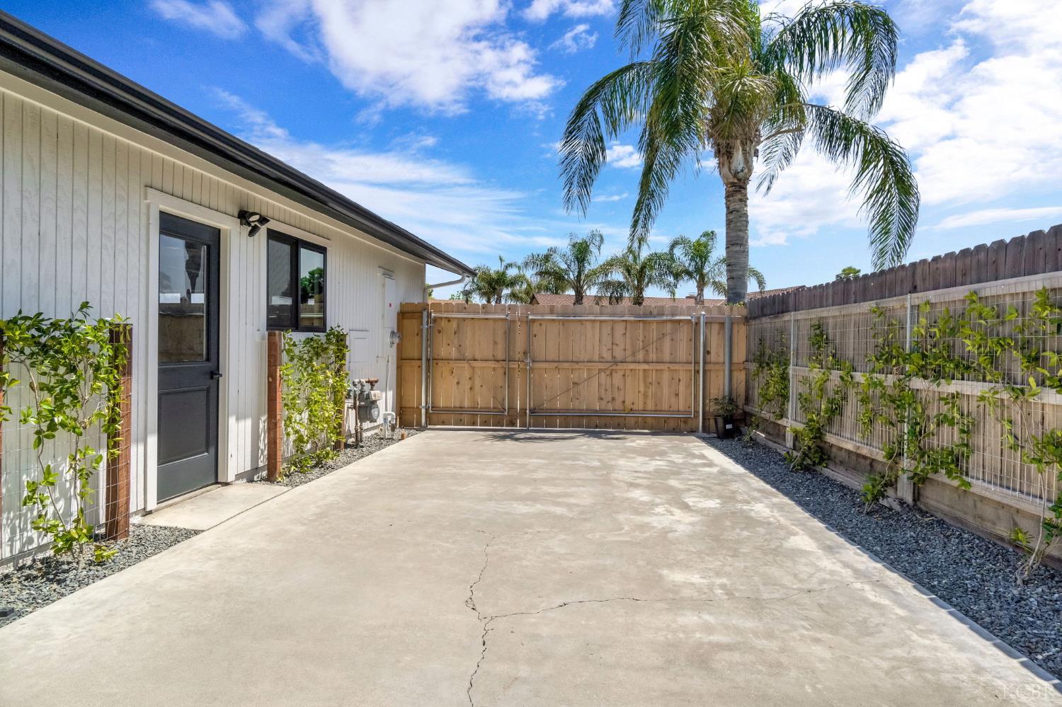 2344 Magnolia Ct, Hanford, CA 93230