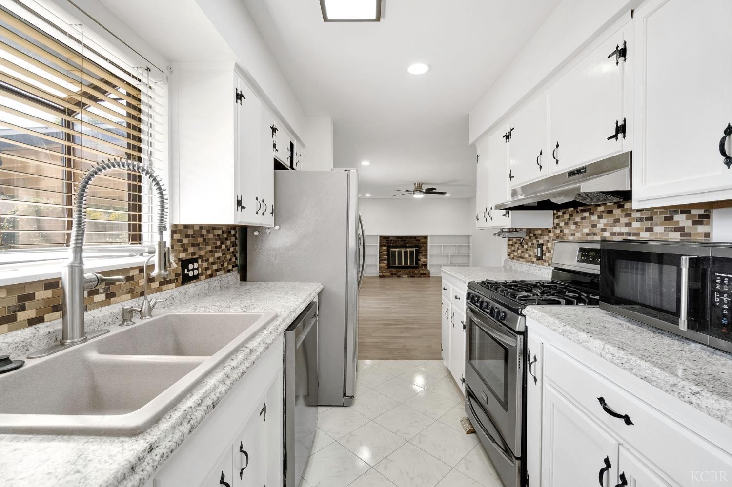 2275 E Lemmon Way, Hanford, CA 93230