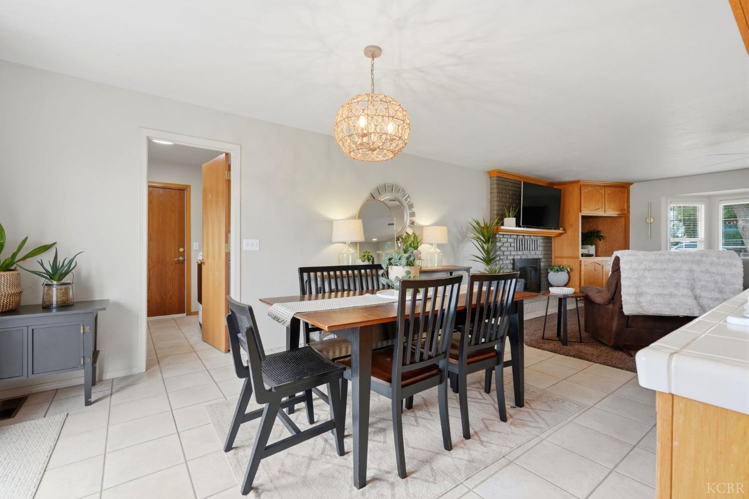 9317 14th Ave, Hanford, CA 93230