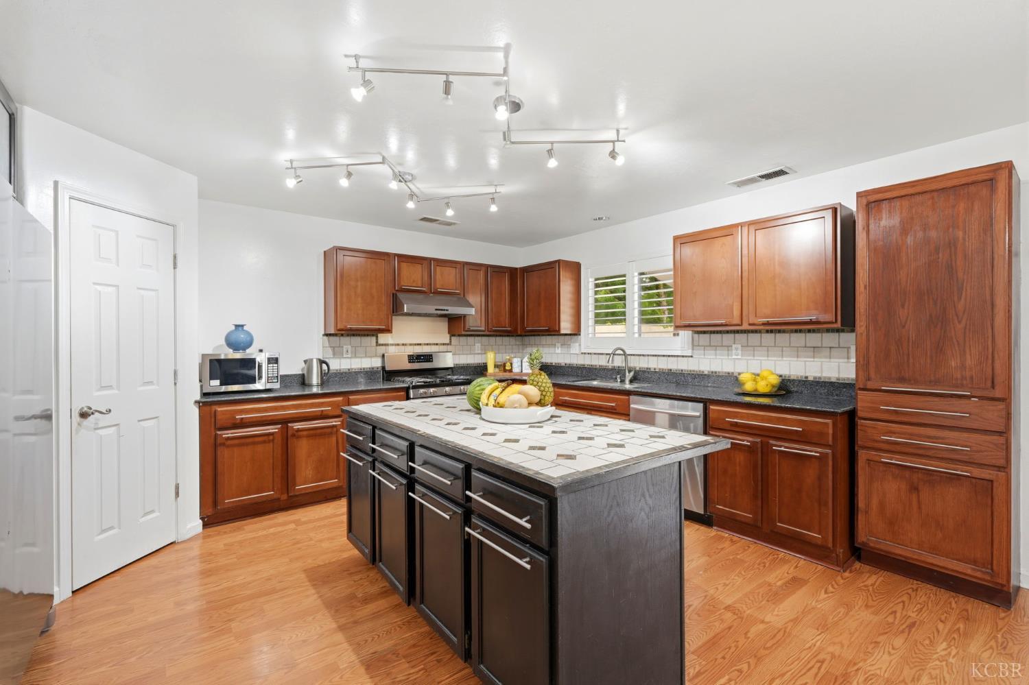 2631 E Parkview Ave SE, Visalia, CA 93292