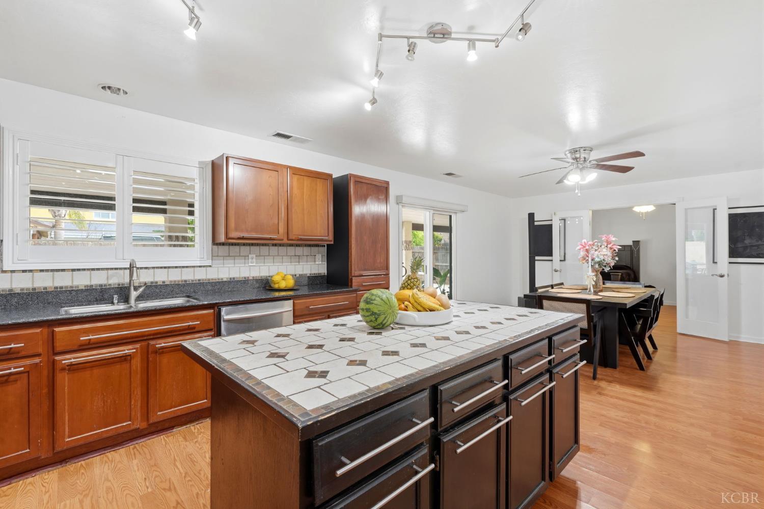 2631 E Parkview Ave SE, Visalia, CA 93292