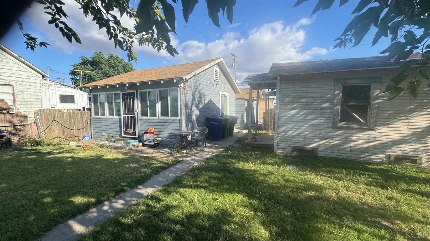 219 E 5th St, Hanford, CA 93230