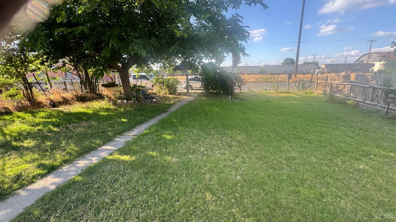 219 E 5th St, Hanford, CA 93230