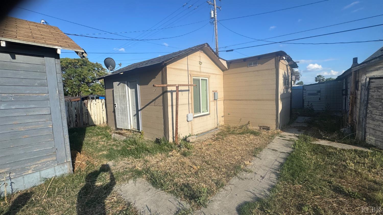 219 E 5th St, Hanford, CA 93230