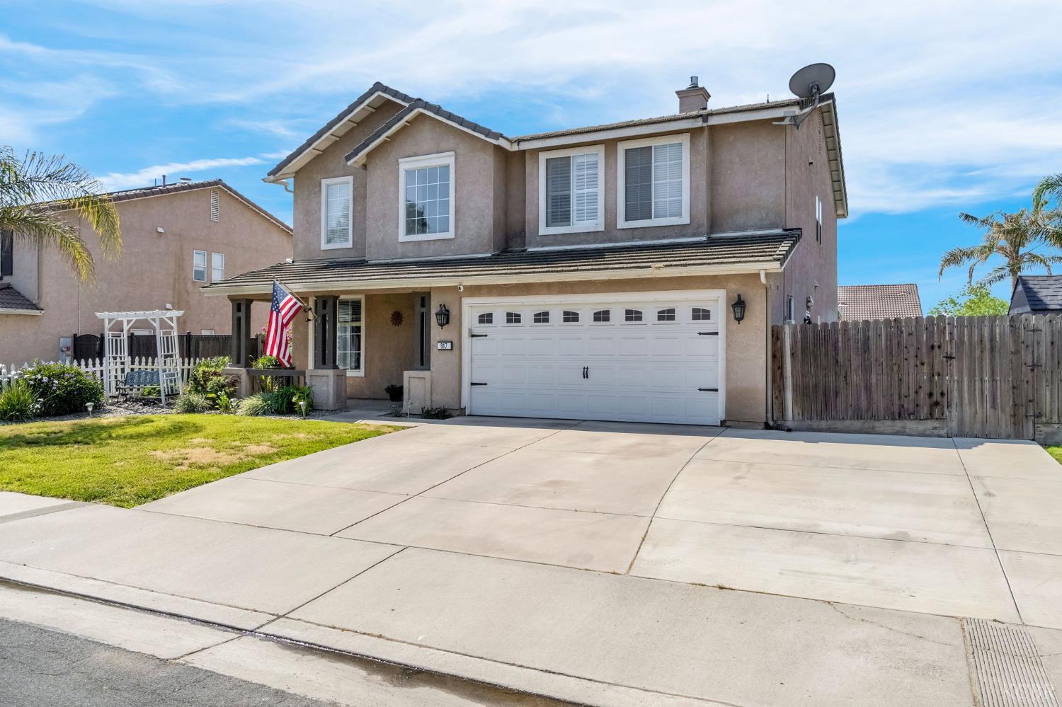 917 W Windsor Dr, Hanford, CA 93230