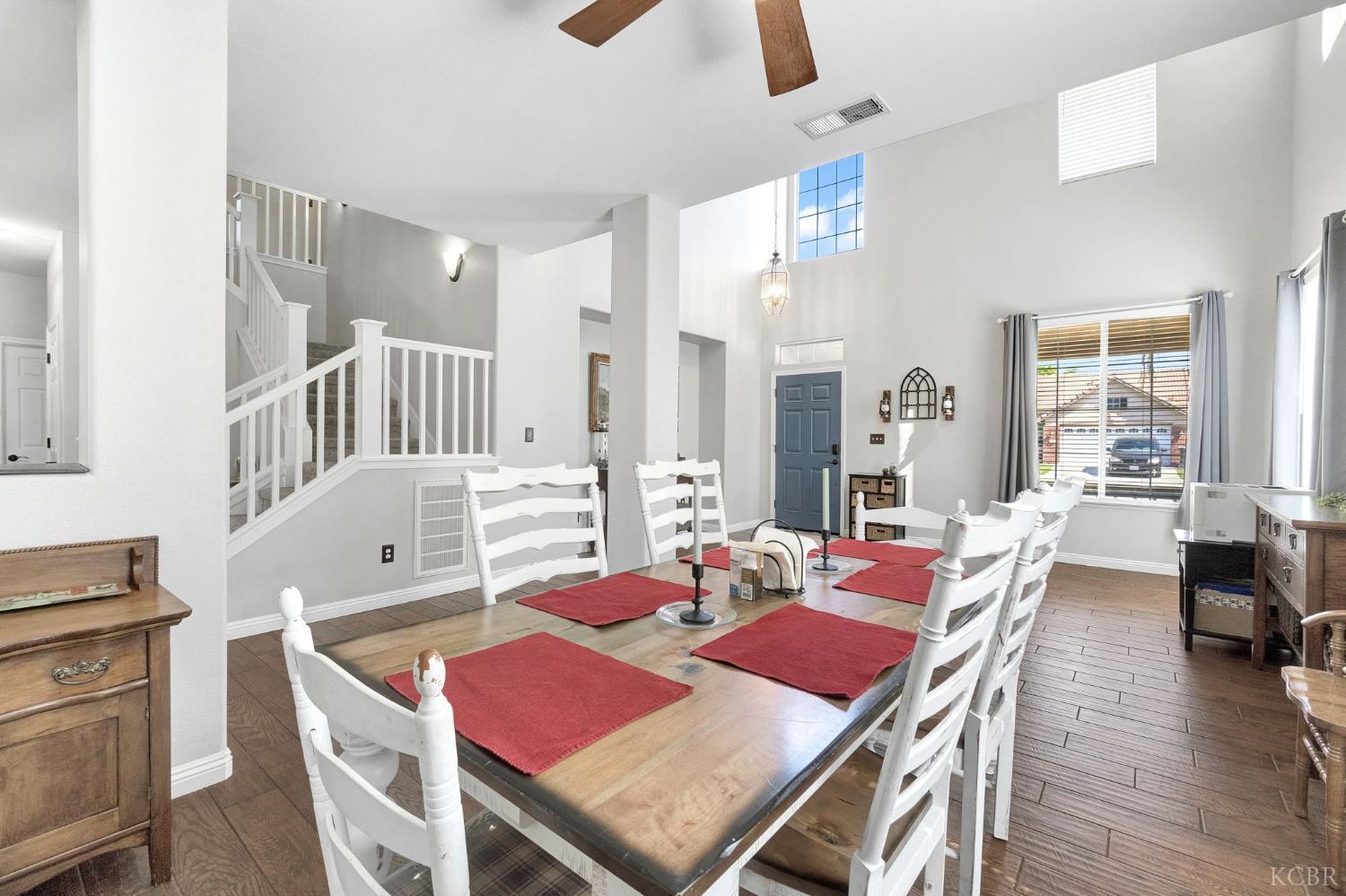 917 W Windsor Dr, Hanford, CA 93230