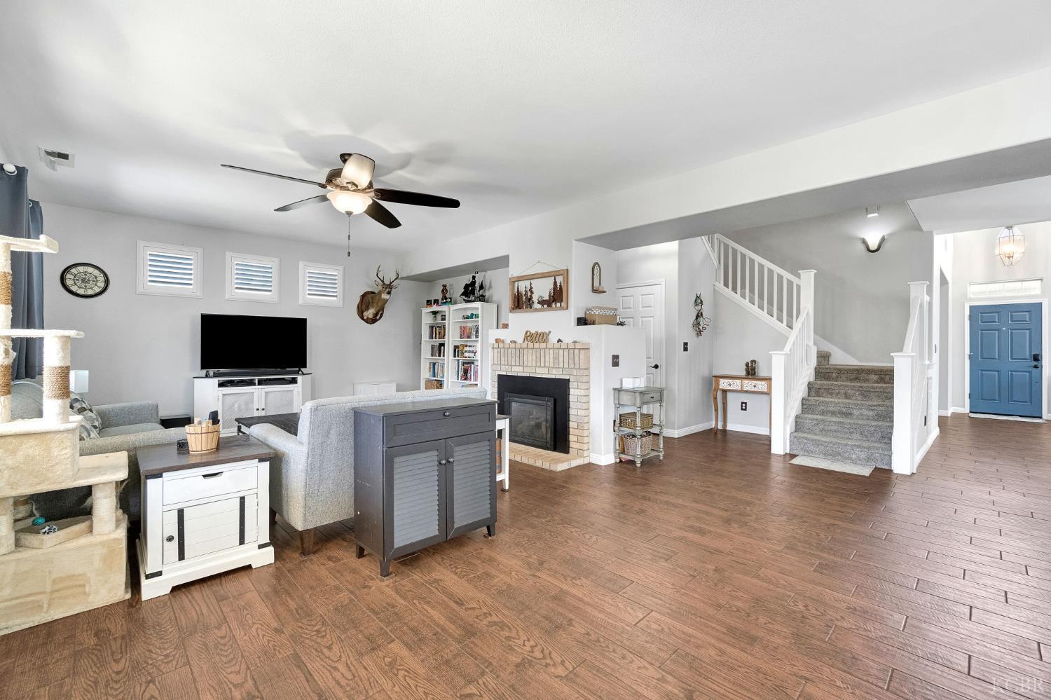 917 W Windsor Dr, Hanford, CA 93230