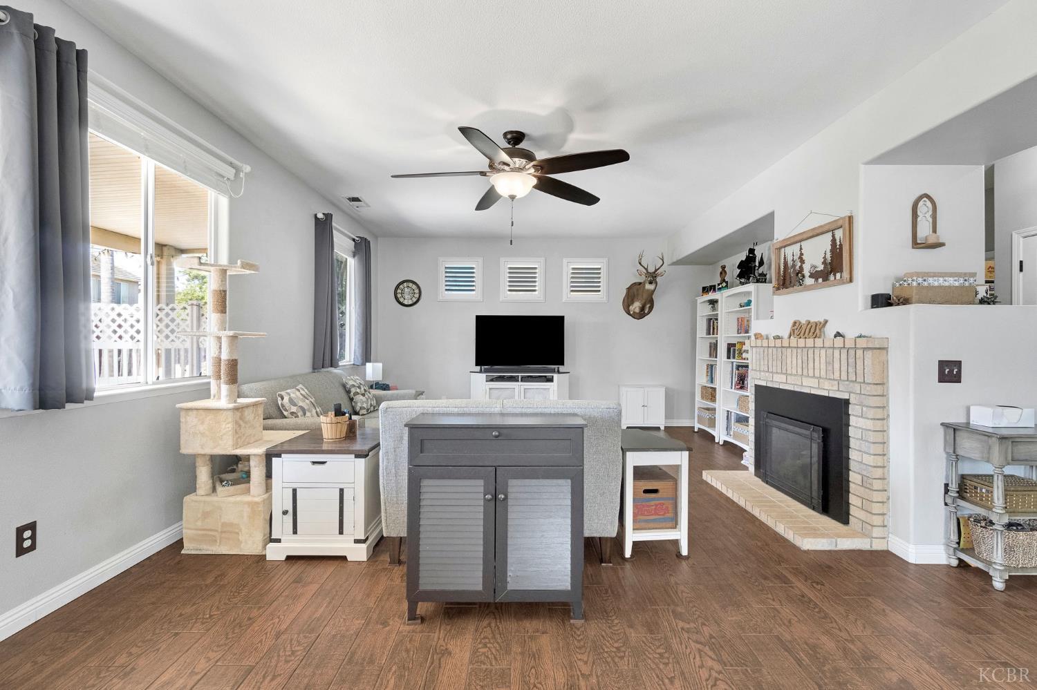 917 W Windsor Dr, Hanford, CA 93230