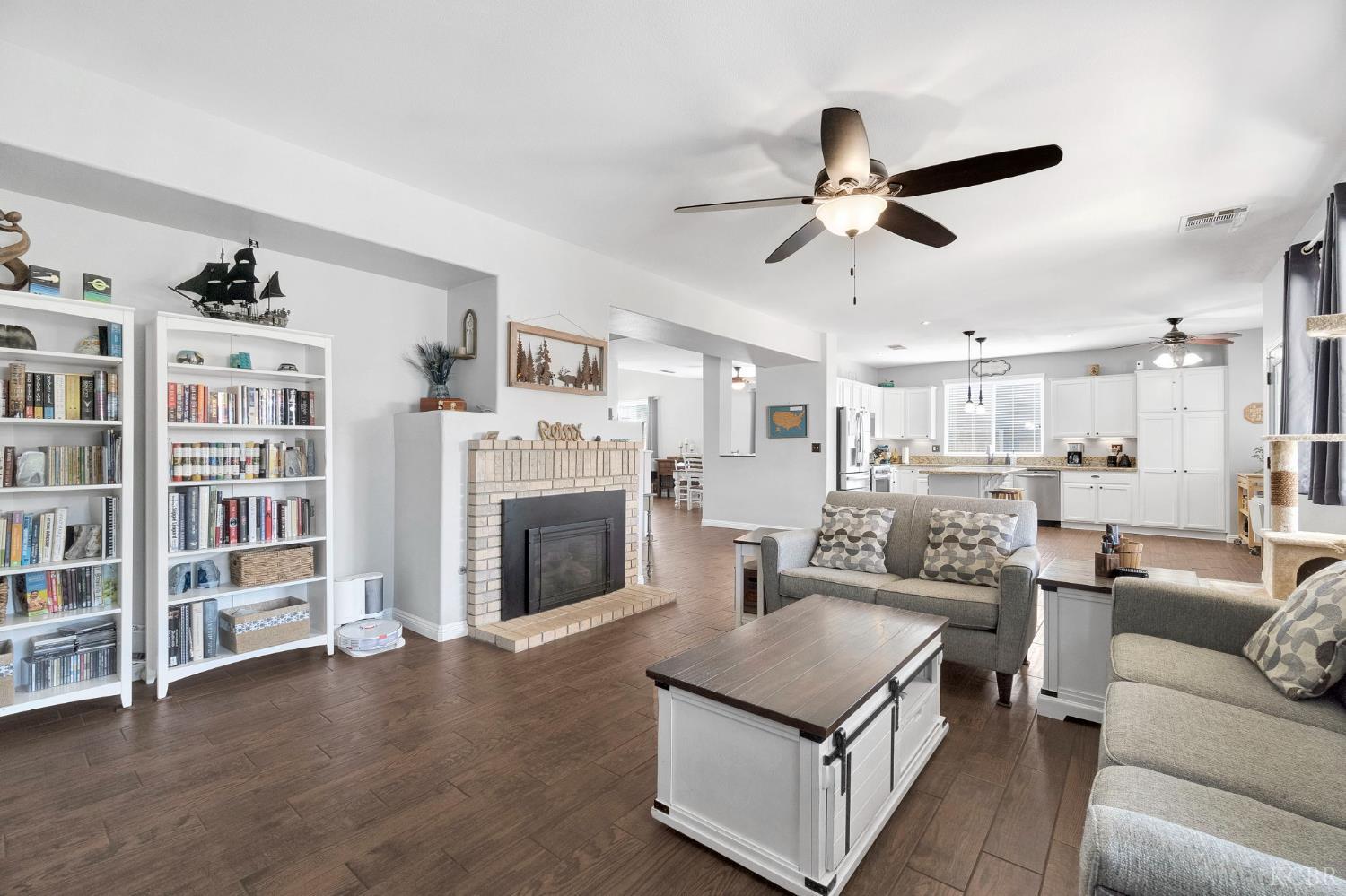917 W Windsor Dr, Hanford, CA 93230