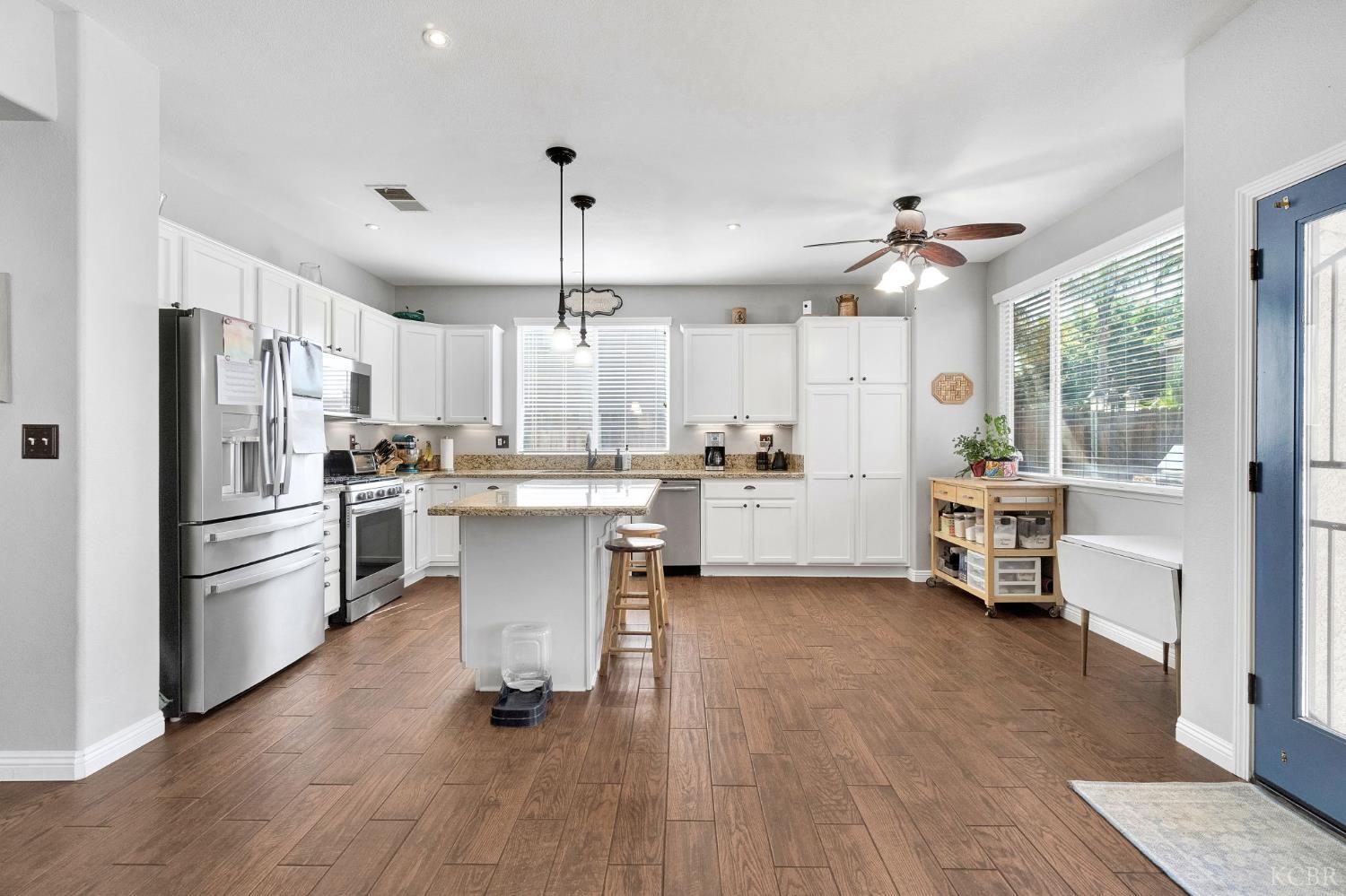 917 W Windsor Dr, Hanford, CA 93230