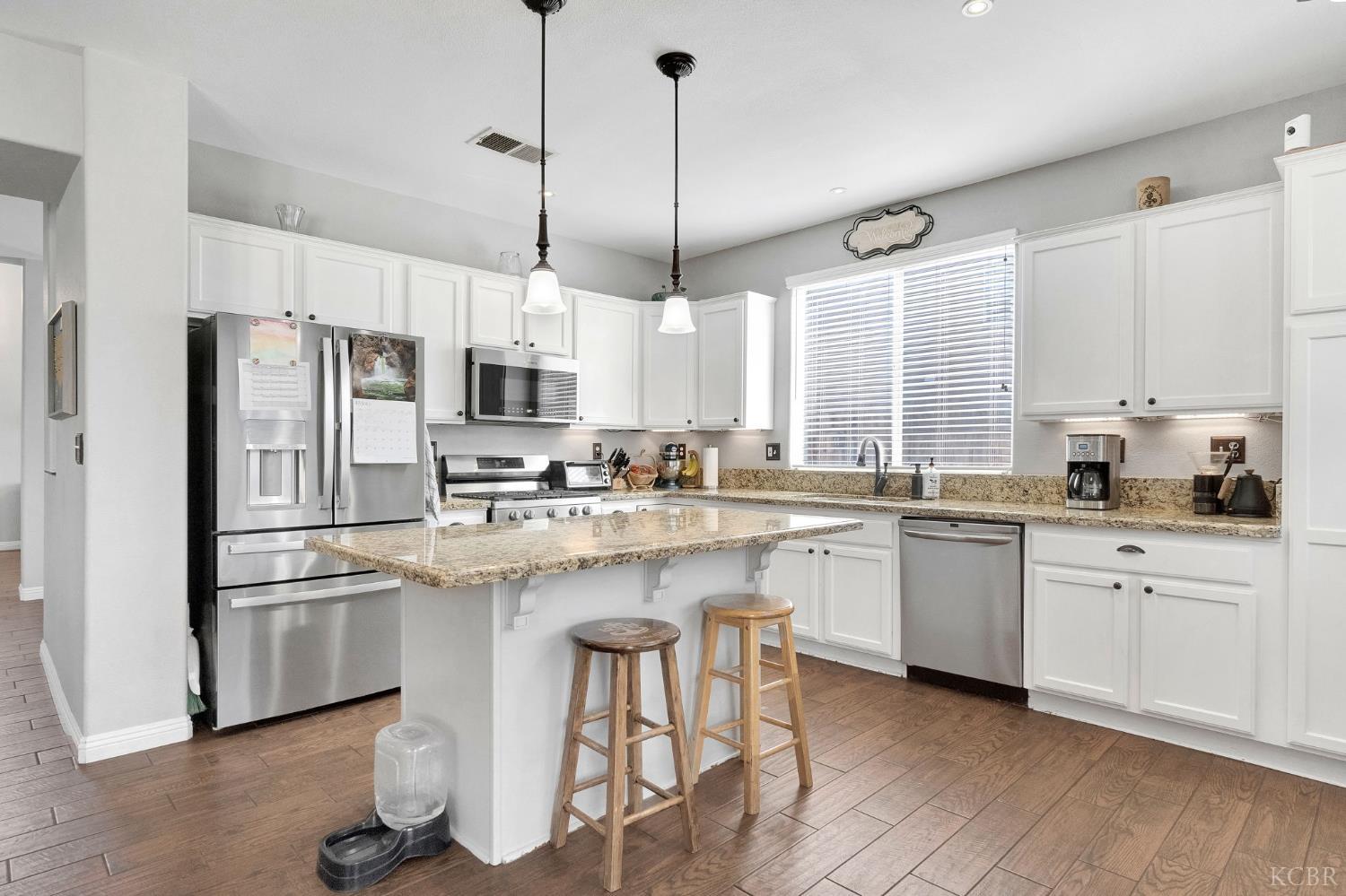 917 W Windsor Dr, Hanford, CA 93230
