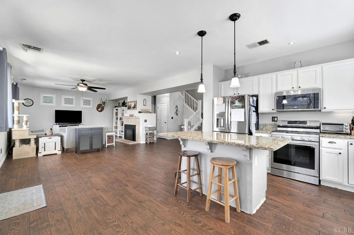917 W Windsor Dr, Hanford, CA 93230