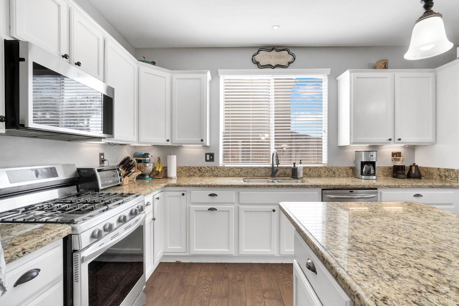 917 W Windsor Dr, Hanford, CA 93230
