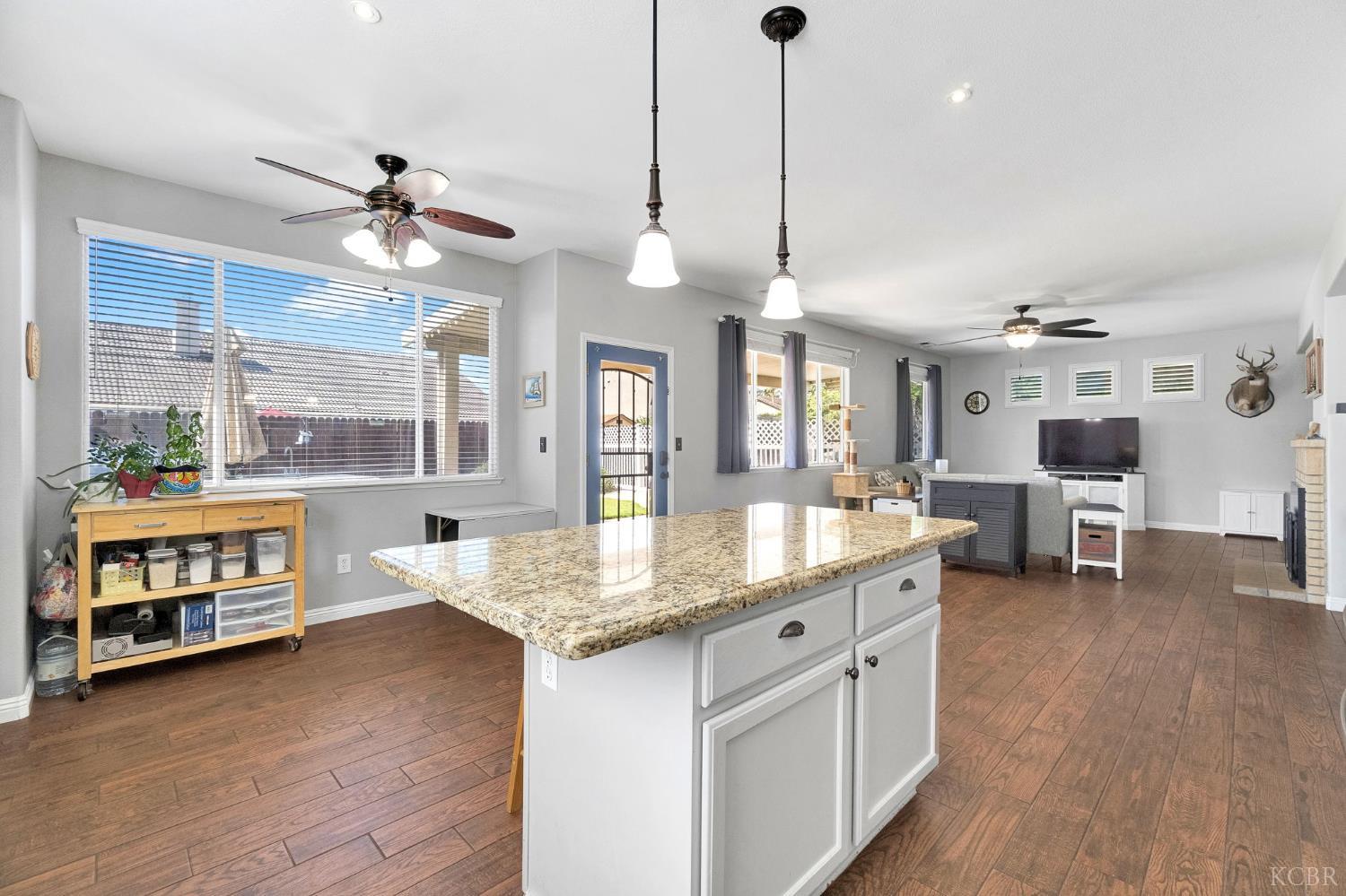 917 W Windsor Dr, Hanford, CA 93230