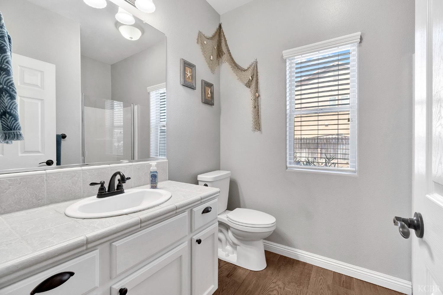 917 W Windsor Dr, Hanford, CA 93230