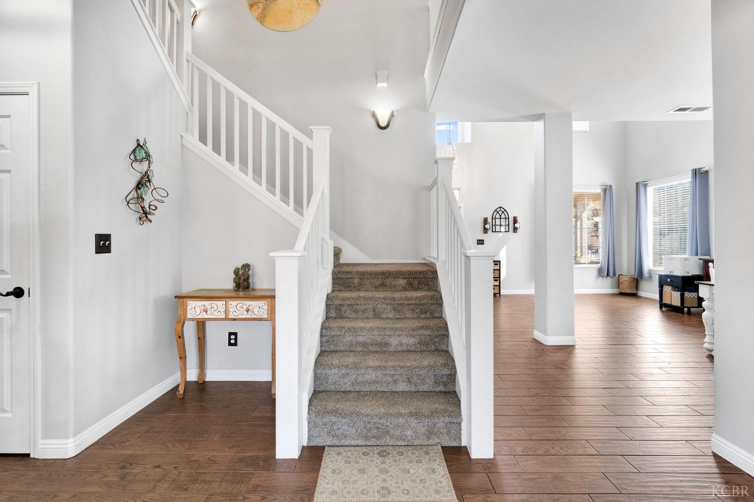 917 W Windsor Dr, Hanford, CA 93230