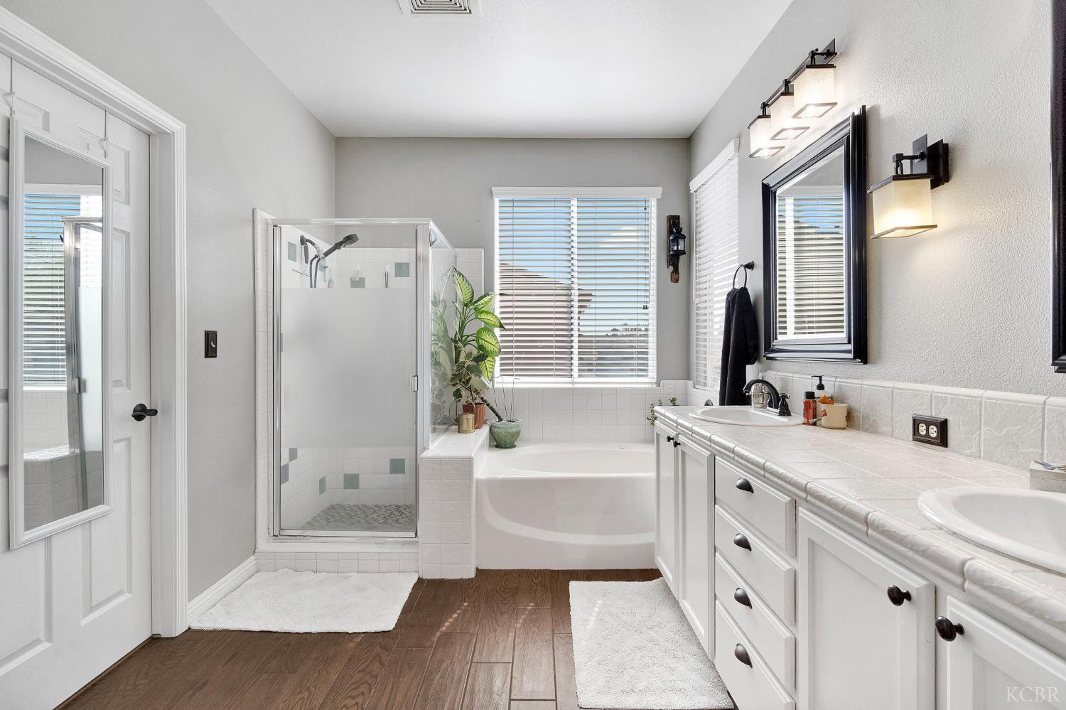 917 W Windsor Dr, Hanford, CA 93230