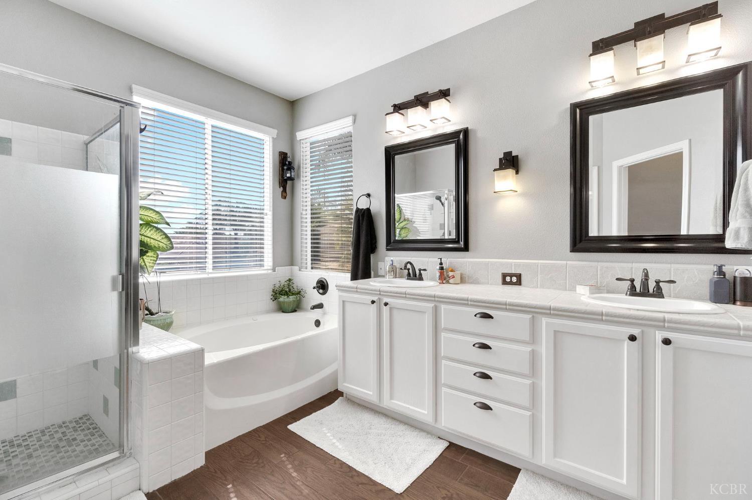 917 W Windsor Dr, Hanford, CA 93230