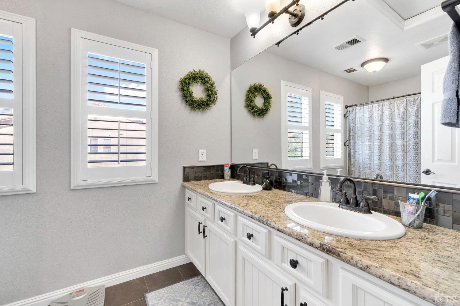 917 W Windsor Dr, Hanford, CA 93230