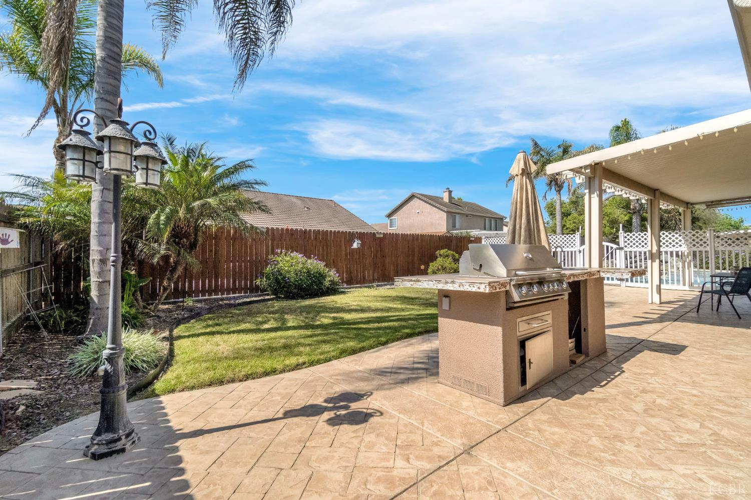 917 W Windsor Dr, Hanford, CA 93230