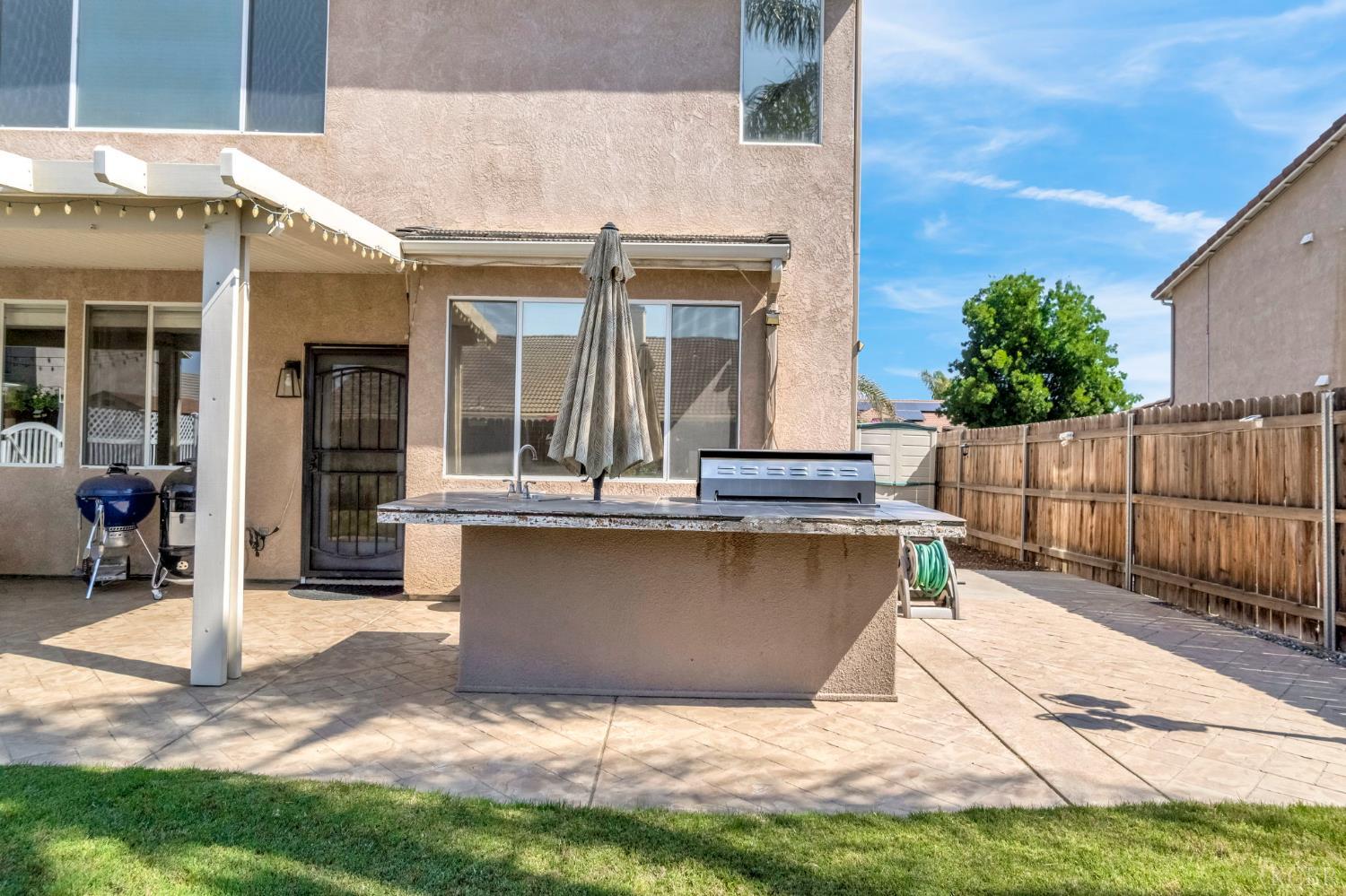 917 W Windsor Dr, Hanford, CA 93230