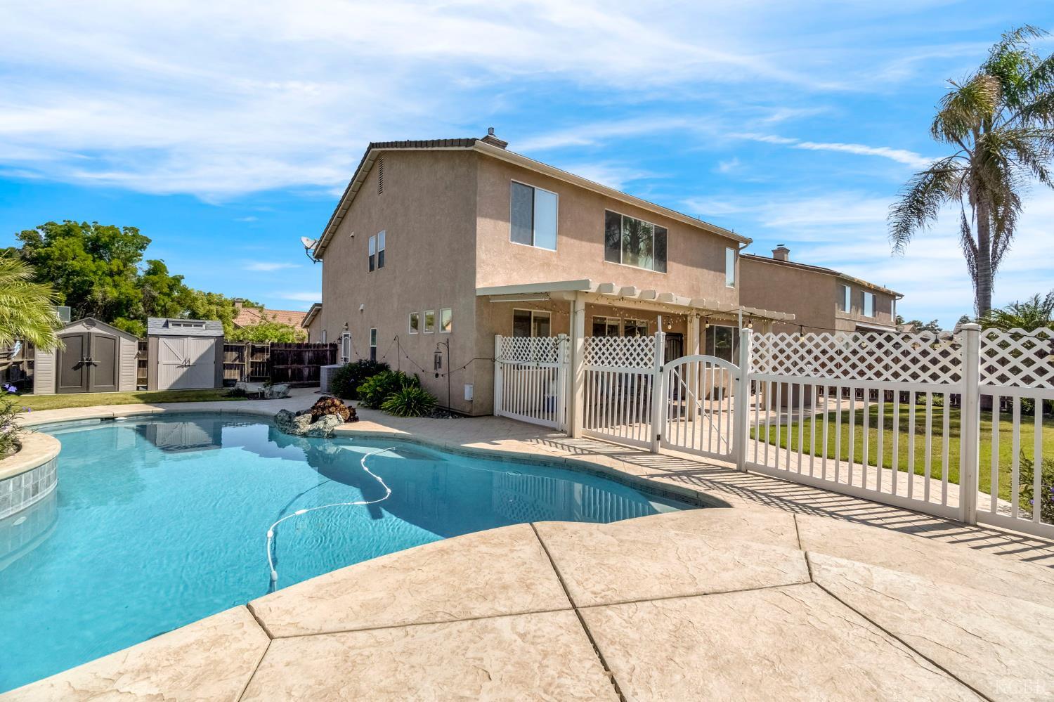 917 W Windsor Dr, Hanford, CA 93230