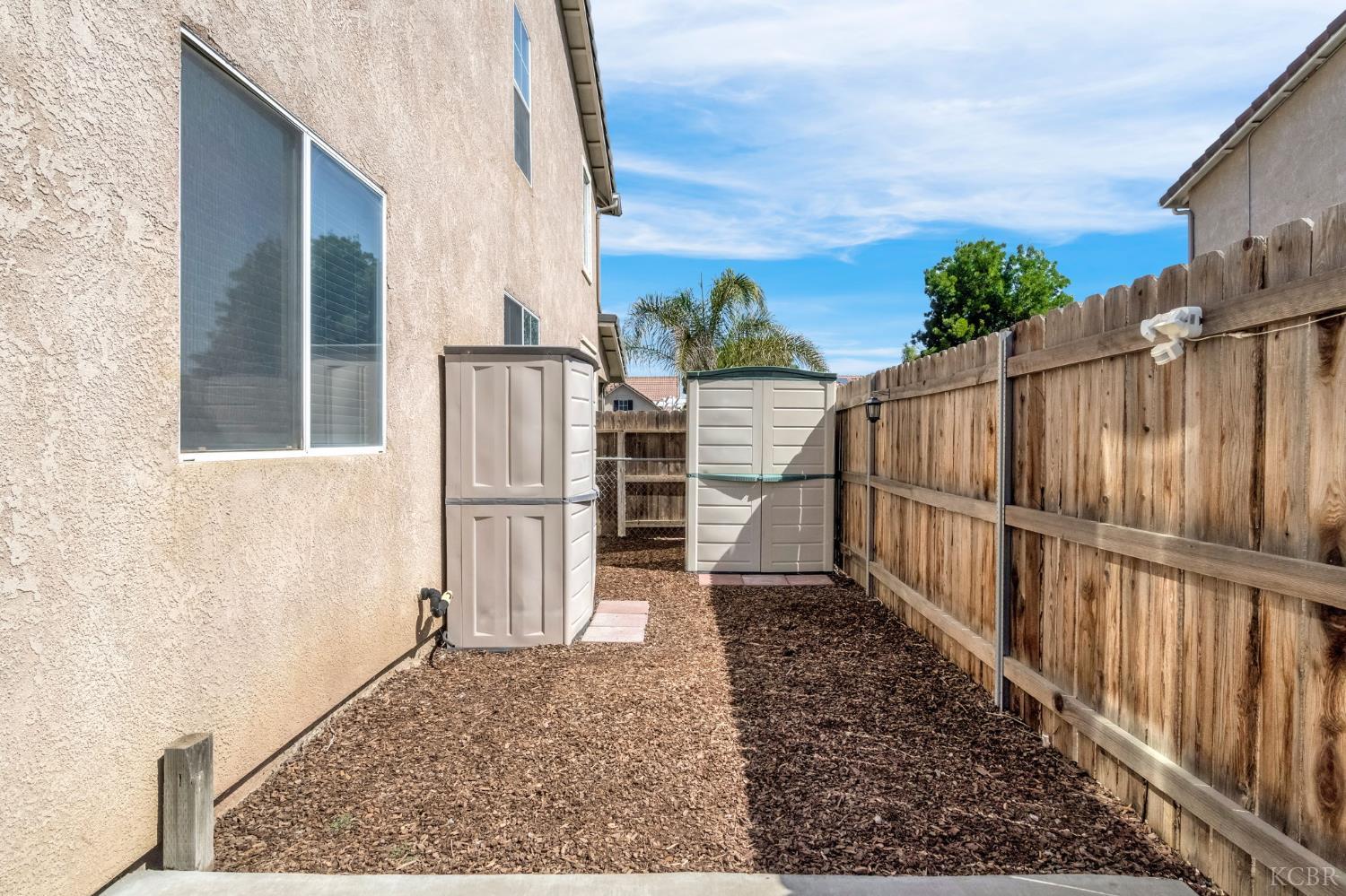 917 W Windsor Dr, Hanford, CA 93230