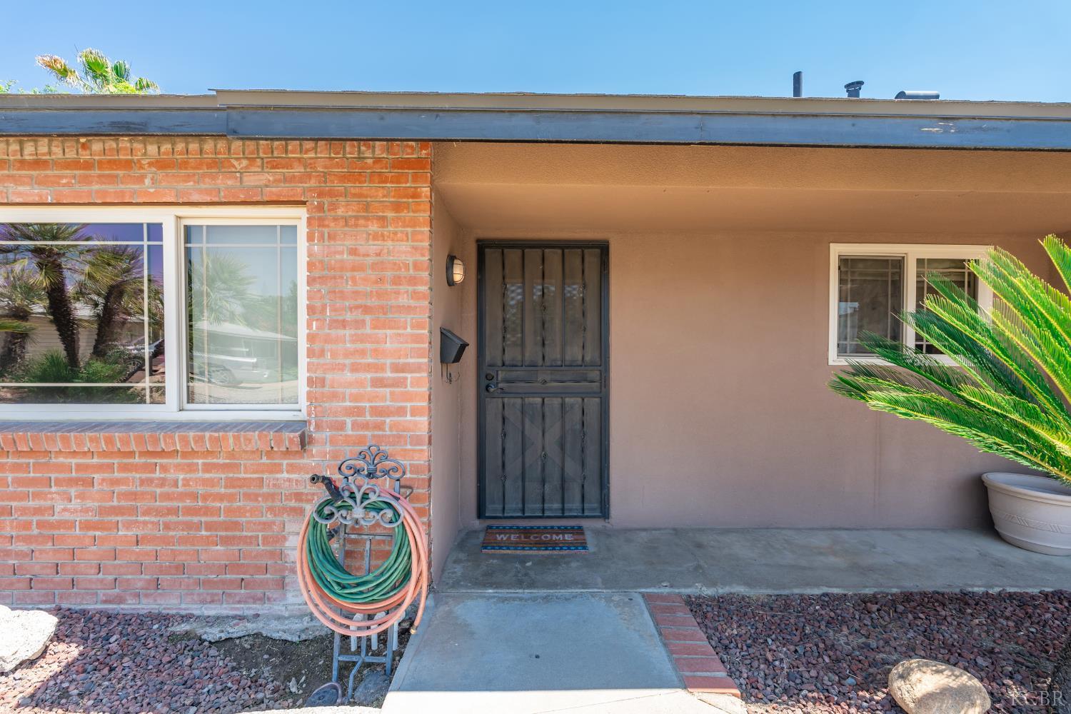 2137 N Woodridge Way, Hanford, CA 93230