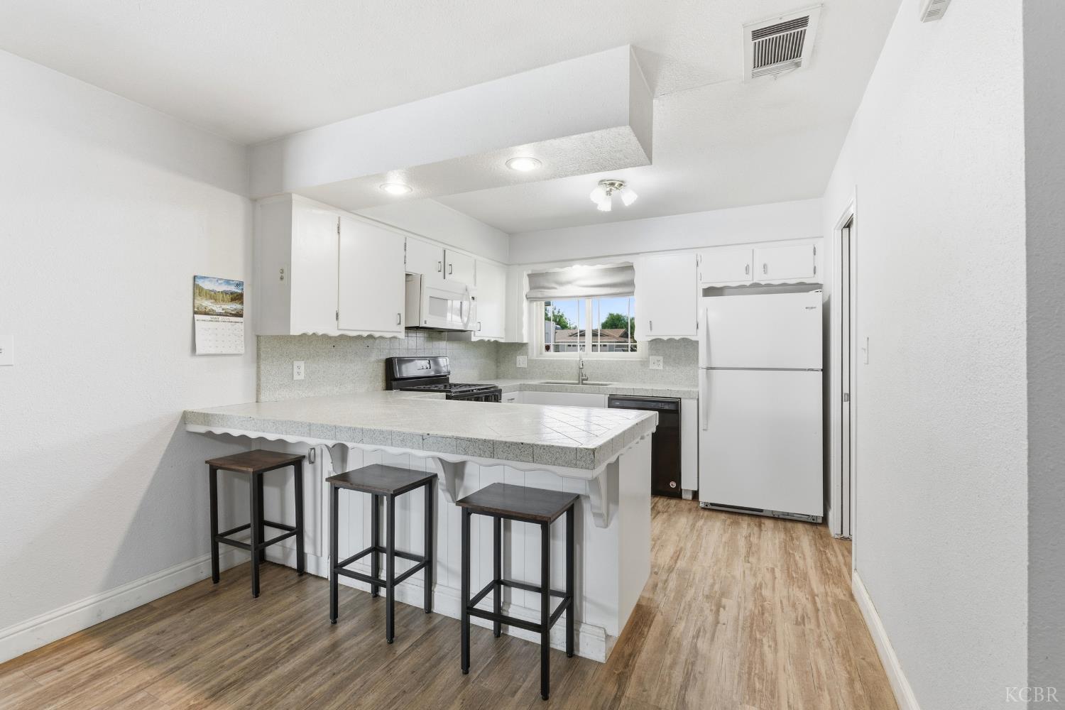 2137 N Woodridge Way, Hanford, CA 93230