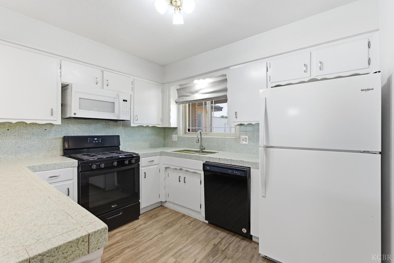 2137 N Woodridge Way, Hanford, CA 93230