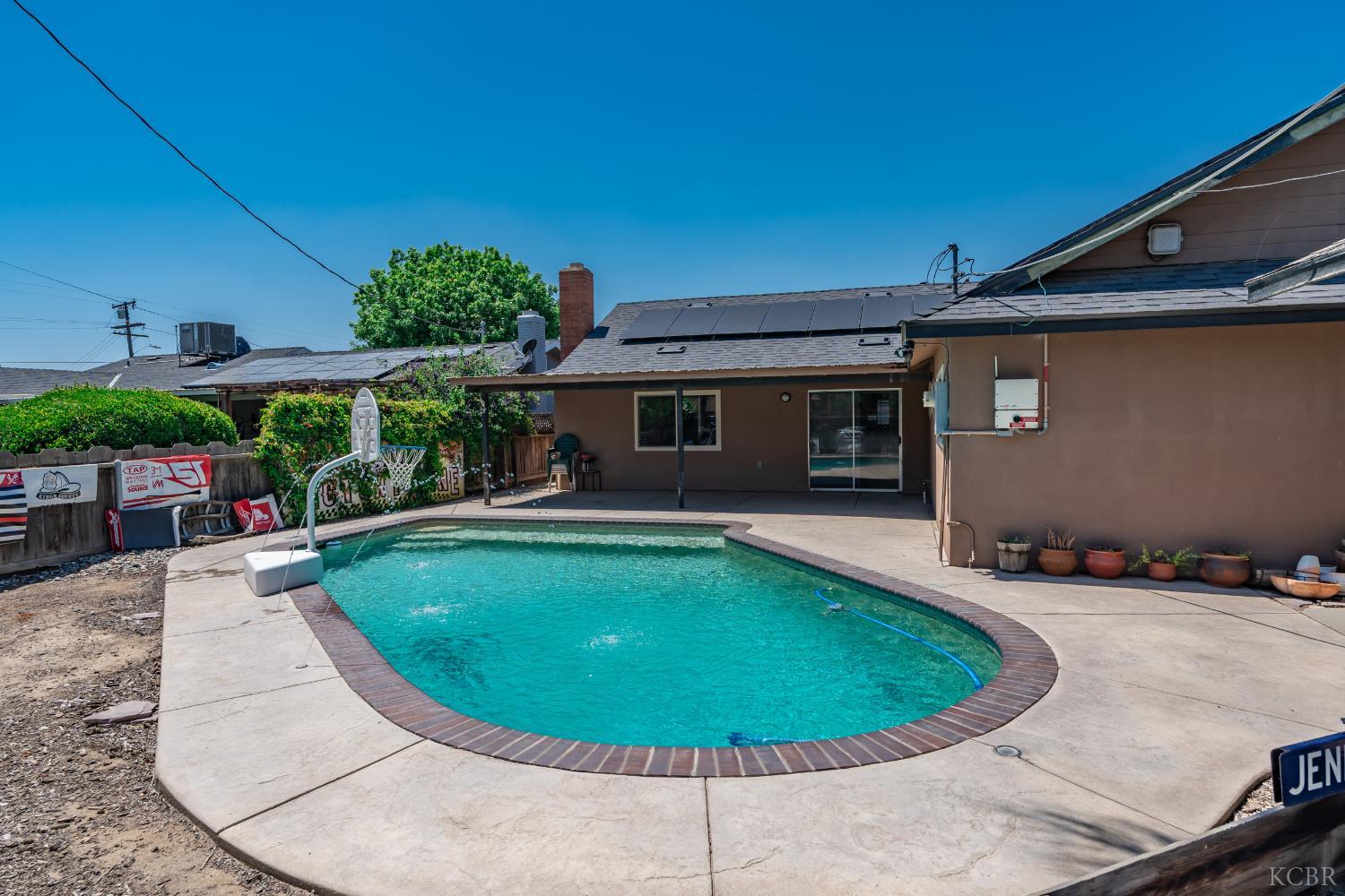 2137 N Woodridge Way, Hanford, CA 93230