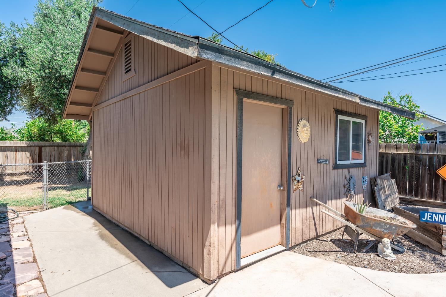 2137 N Woodridge Way, Hanford, CA 93230