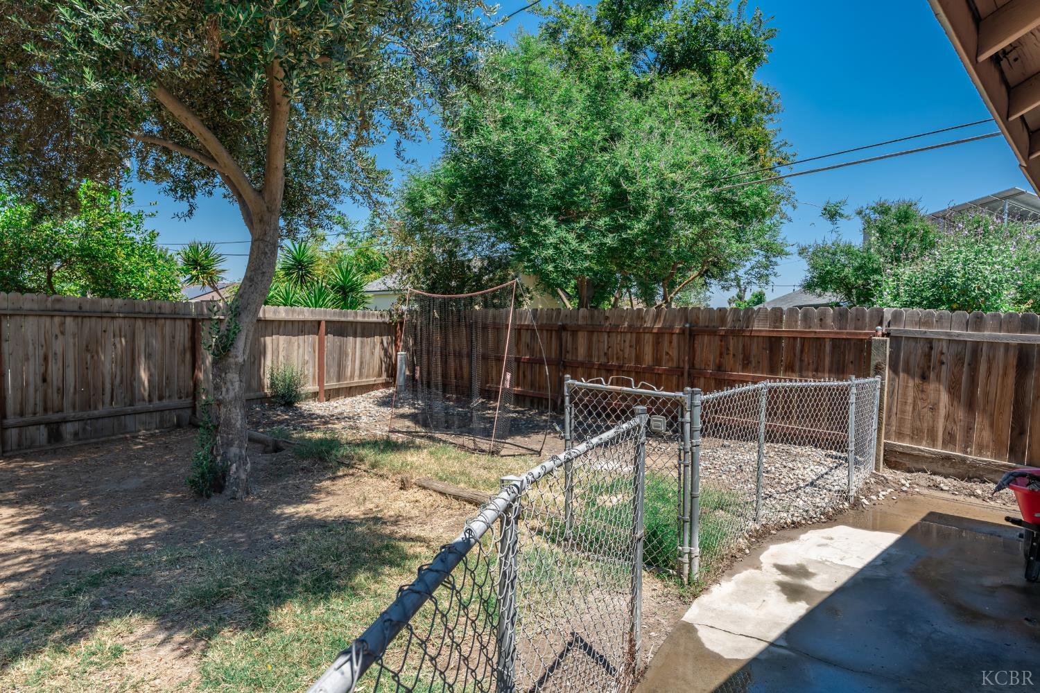 2137 N Woodridge Way, Hanford, CA 93230