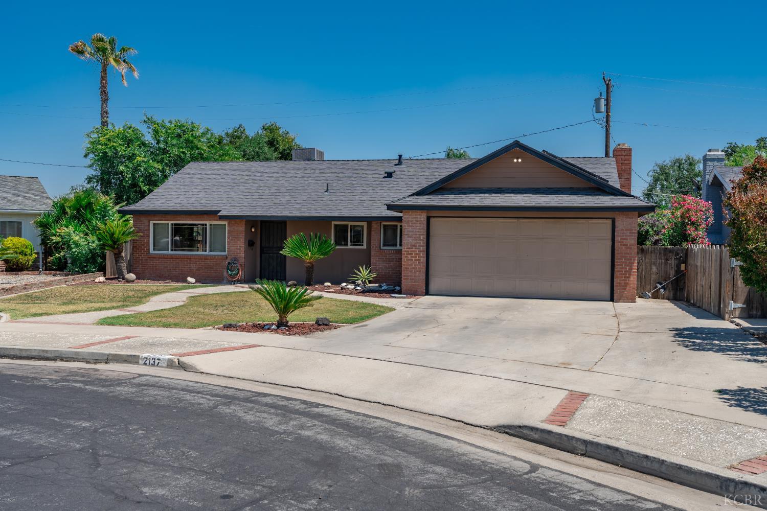 2137 N Woodridge Way, Hanford, CA 93230