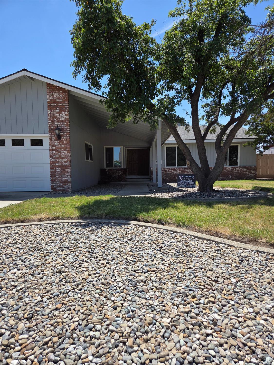757 Redwood Ln, Lemoore, CA 93245