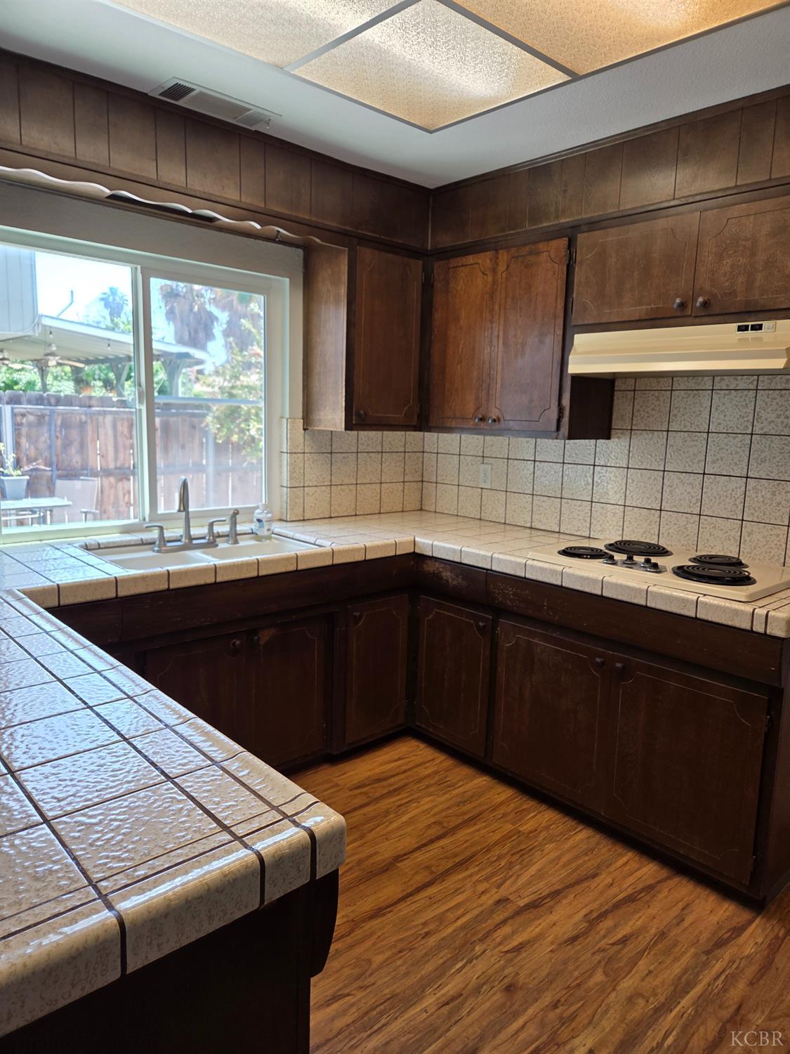 757 Redwood Ln, Lemoore, CA 93245