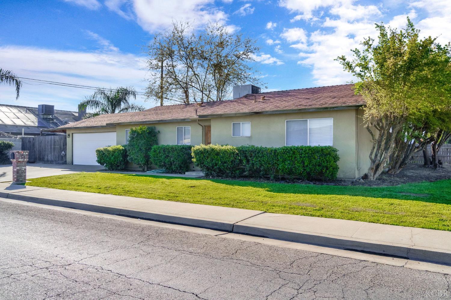 903 Boxwood Ln, Lemoore, CA 93245