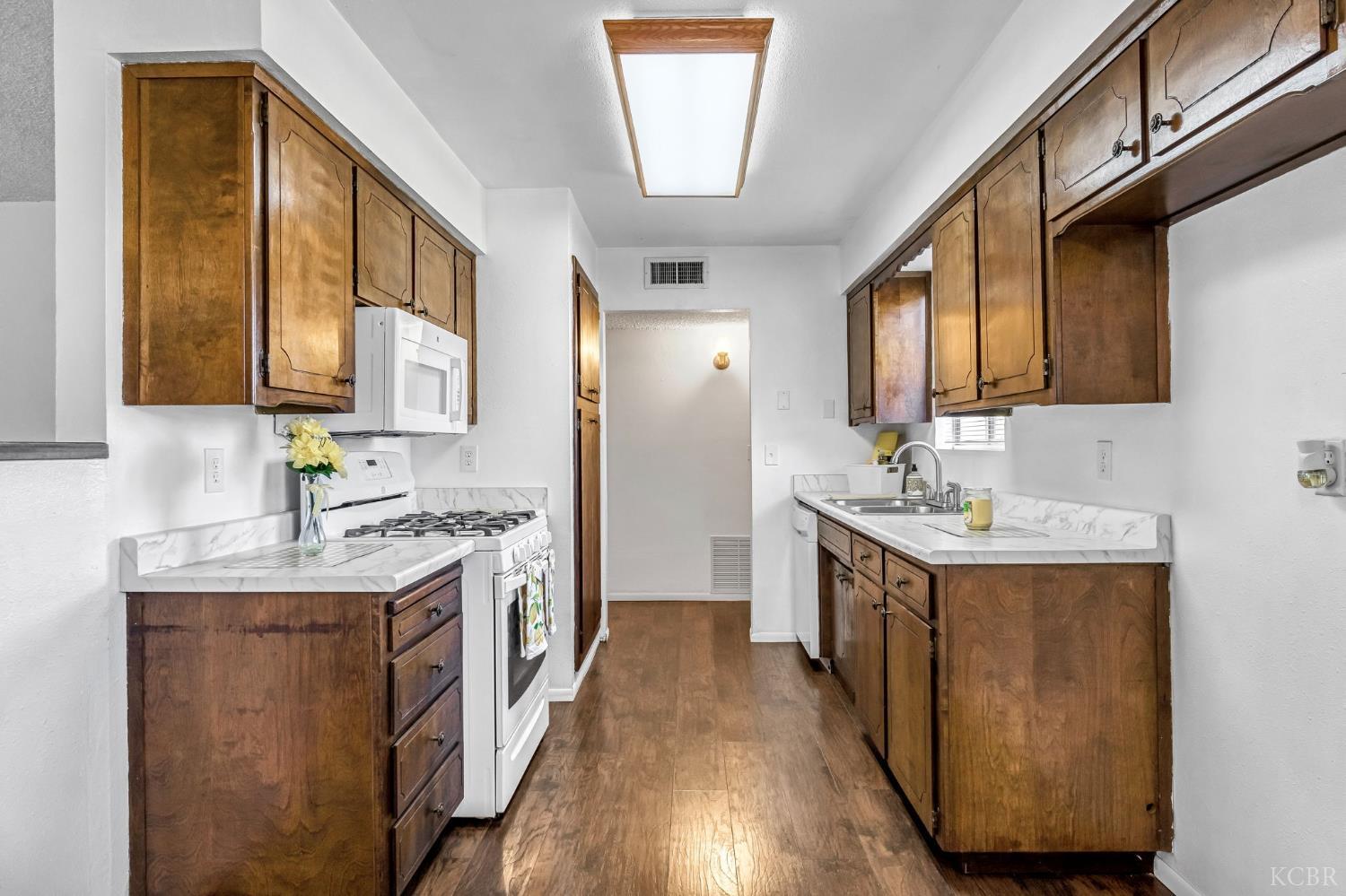 903 Boxwood Ln, Lemoore, CA 93245