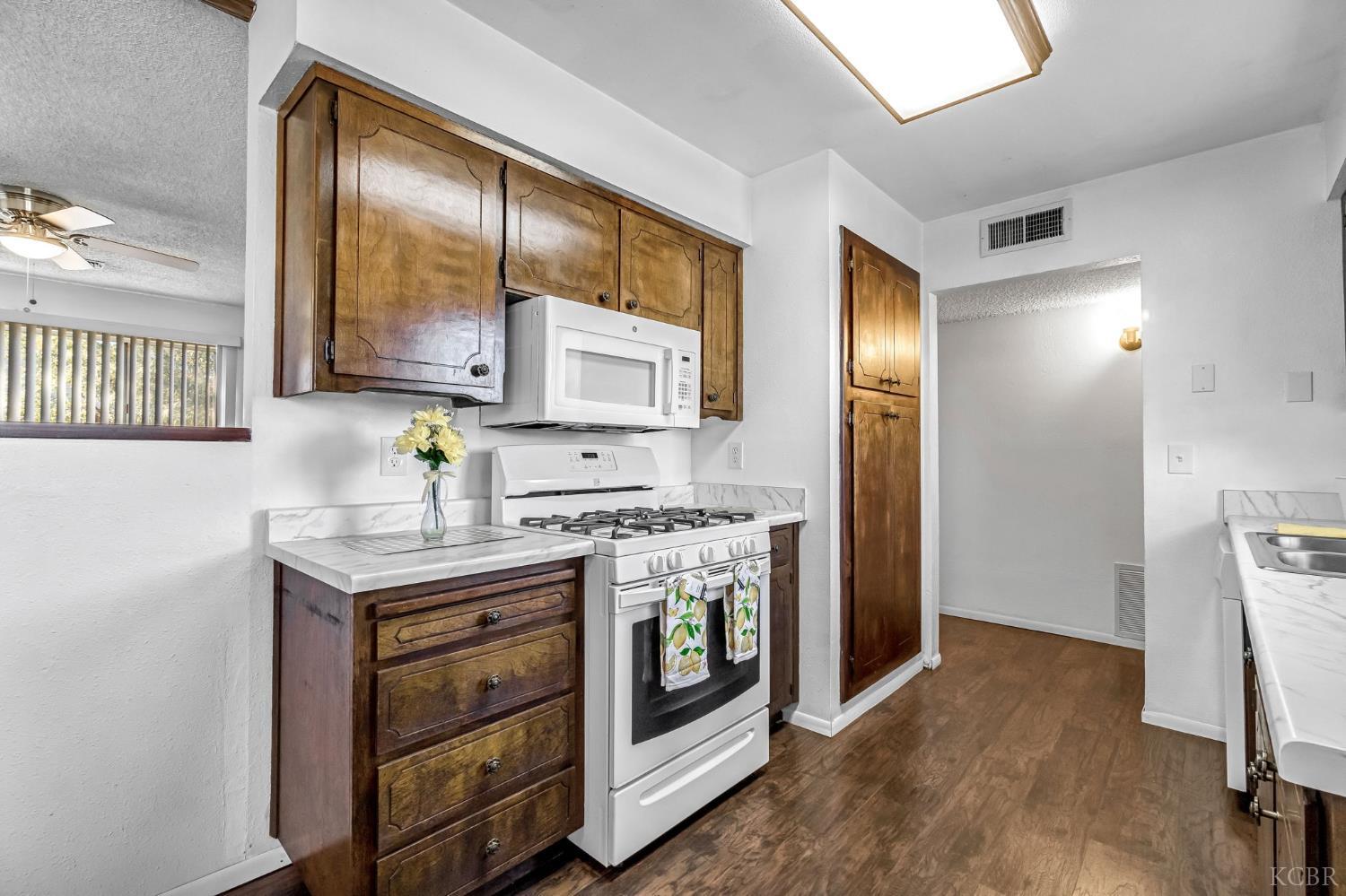 903 Boxwood Ln, Lemoore, CA 93245