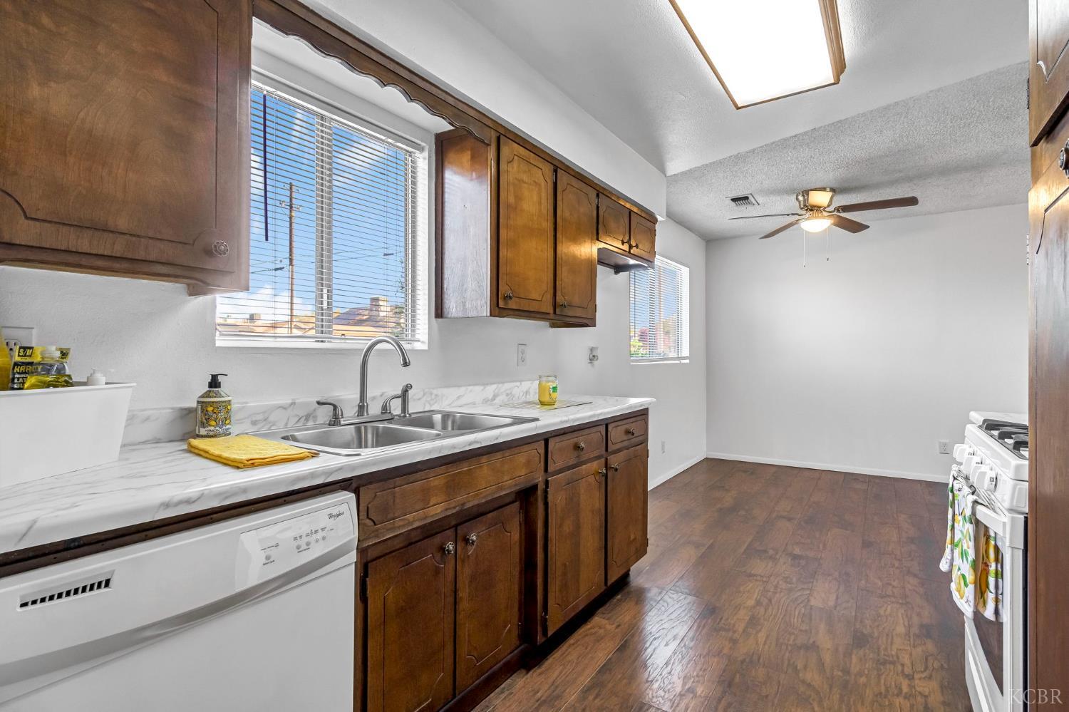 903 Boxwood Ln, Lemoore, CA 93245