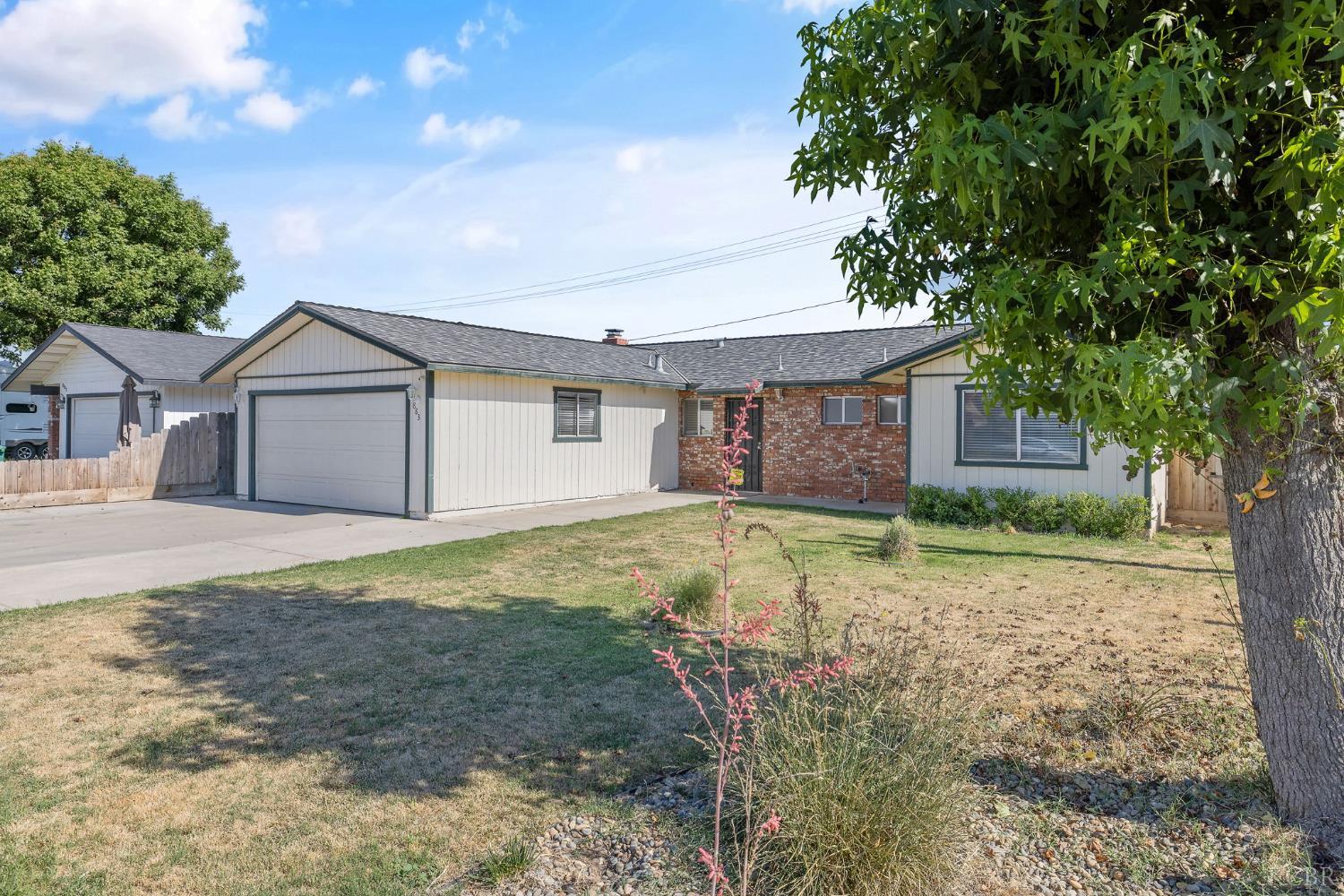 883 Clover Ln, Hanford, CA 93230