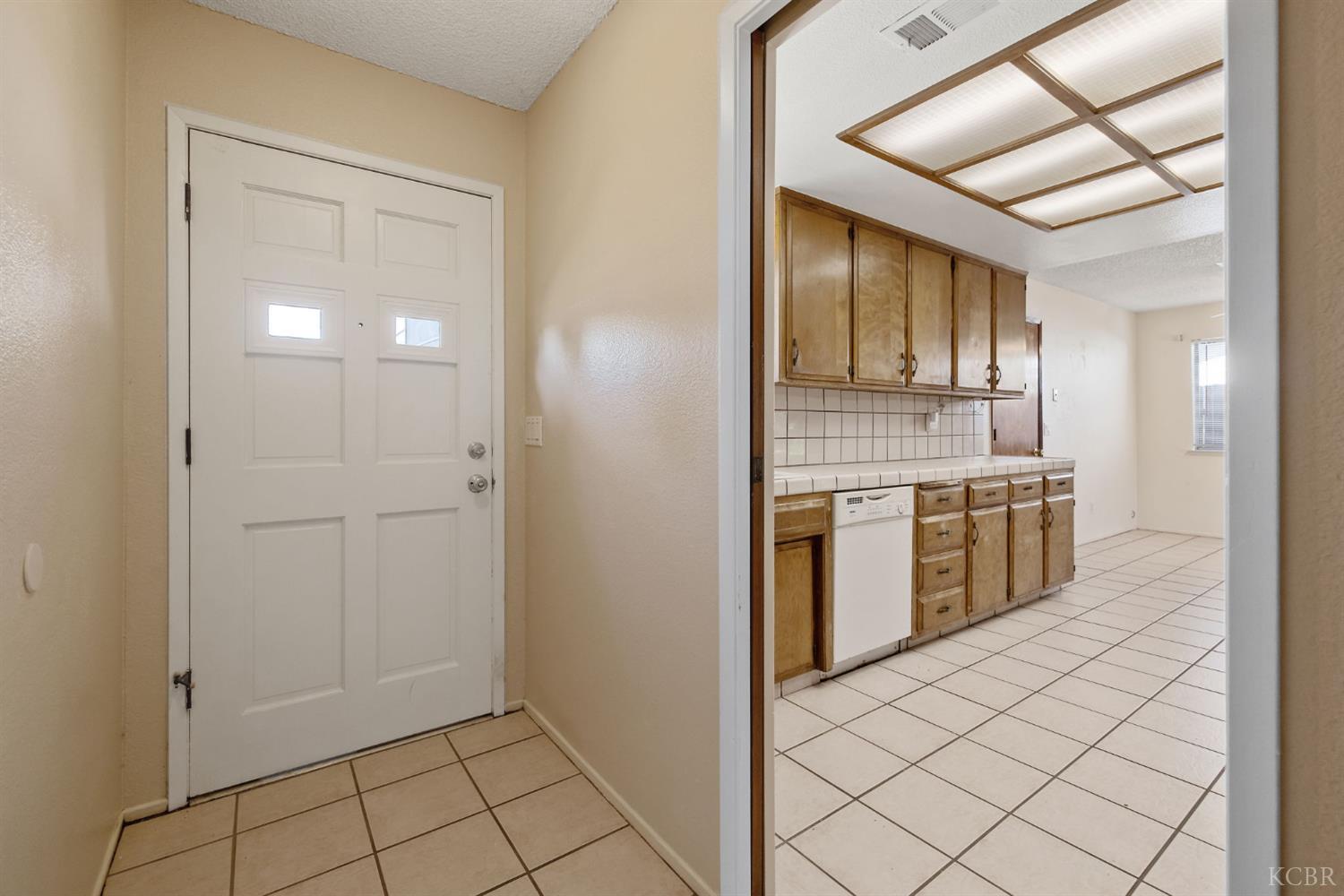 883 Clover Ln, Hanford, CA 93230