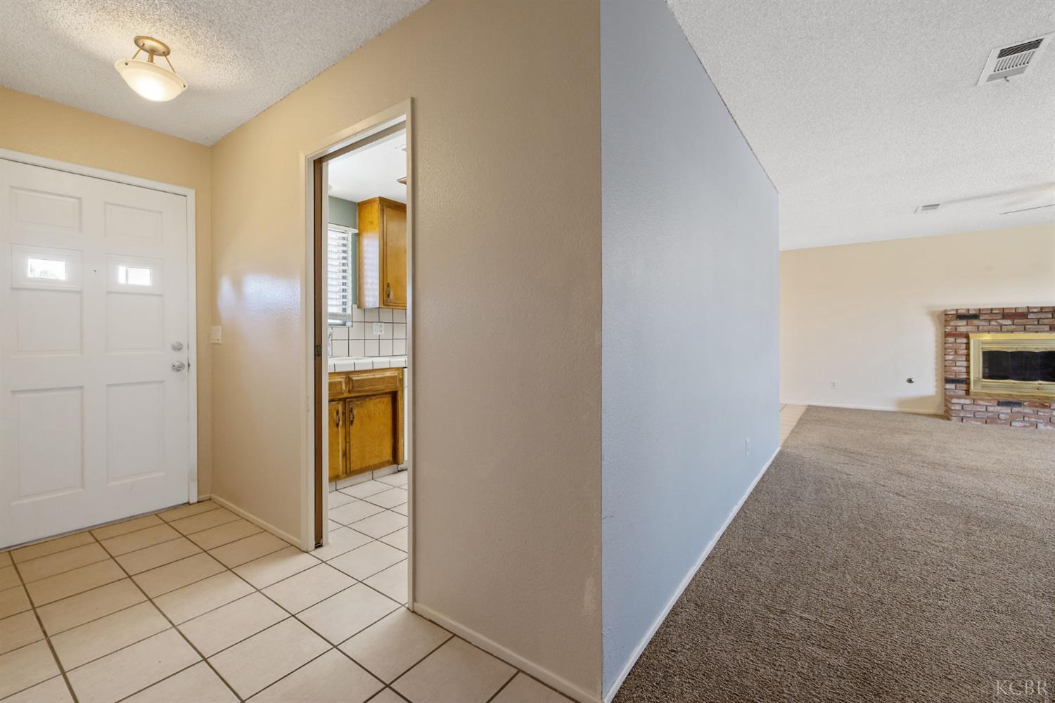 883 Clover Ln, Hanford, CA 93230