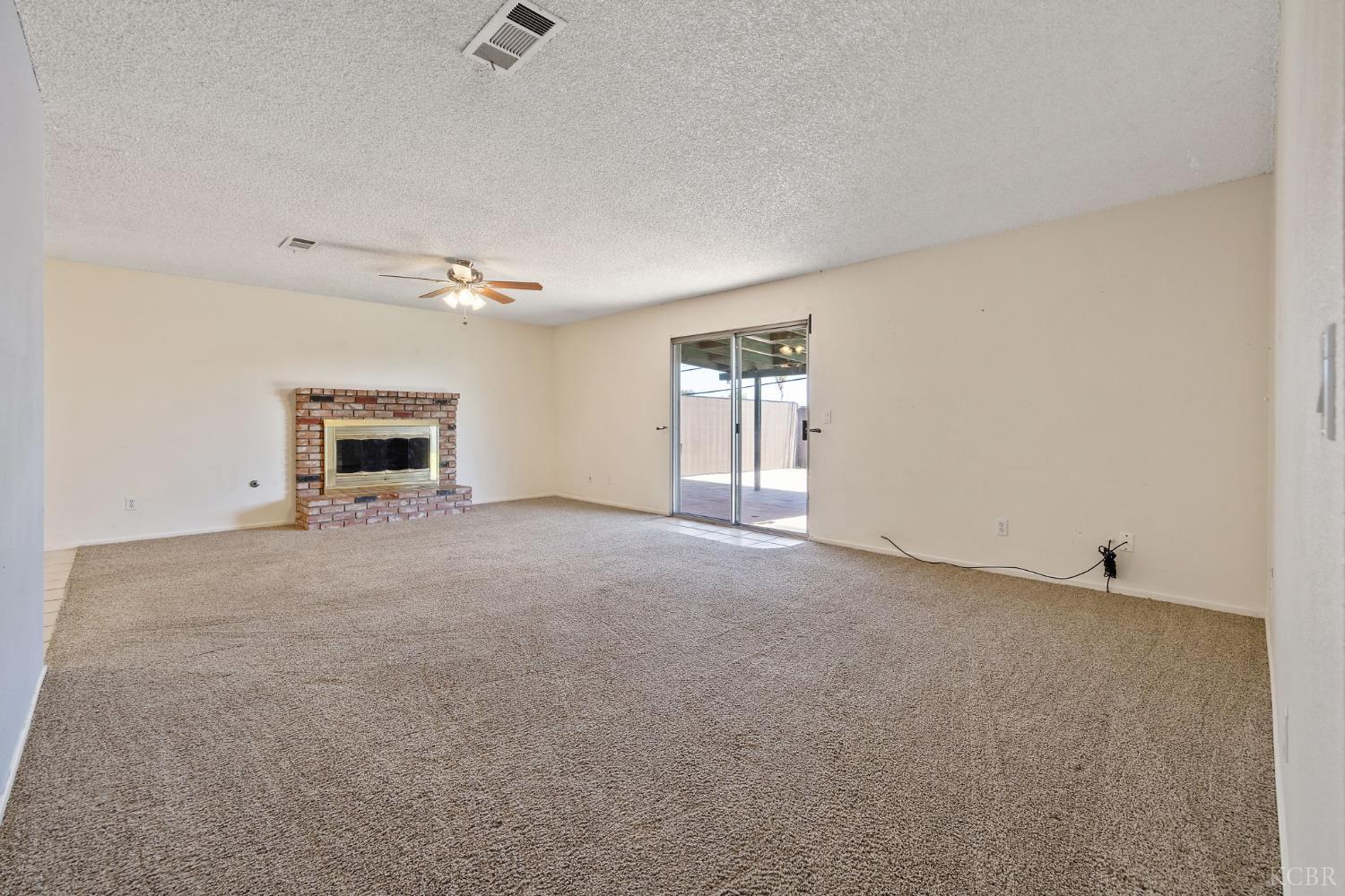 883 Clover Ln, Hanford, CA 93230
